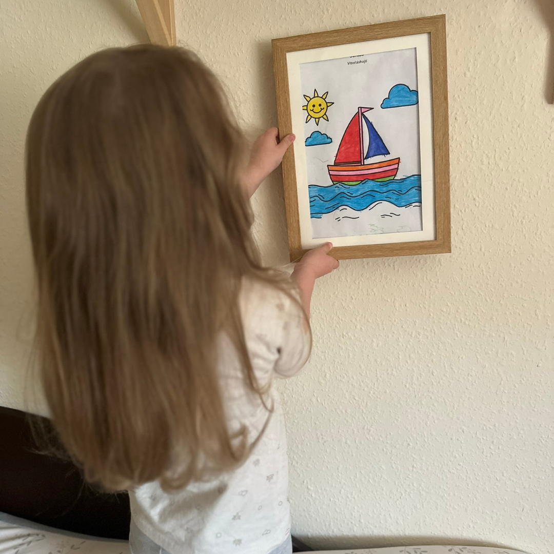 KisMestermű nyitható keret a falon, gyerekrajzzal